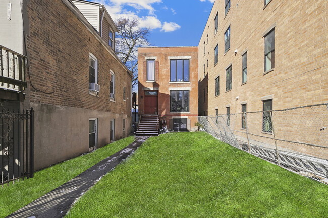 Building Photo - 1414 N Maplewood Ave
