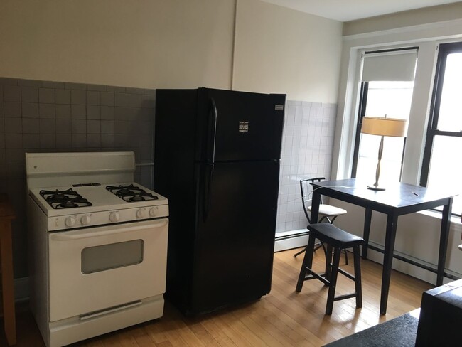 Foto del edificio - Very Nice 4 bed on Comm Ave. in Brighton, ...