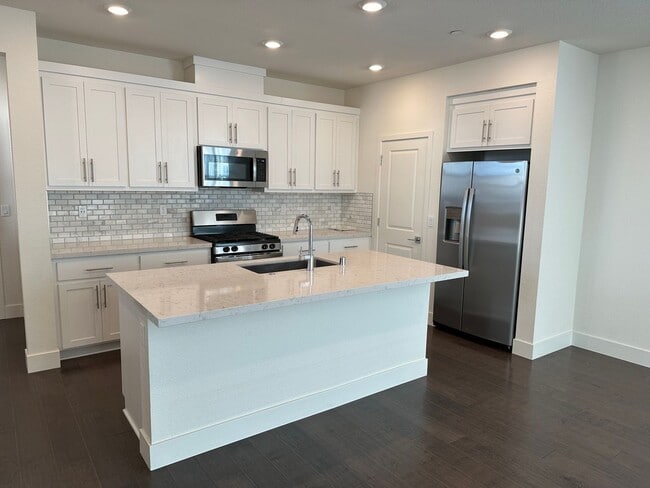 Building Photo - 2056 Marina Dr