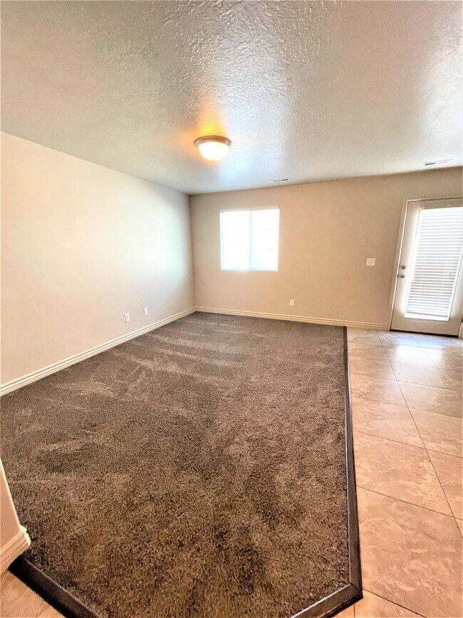 Building Photo - 2 Weeks Rent Free! Beautiful 3 Bed 2.5 Bat...