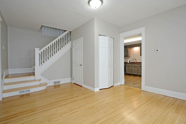 Building Photo - Beautiful 3-Bed 1.5-Bath Home Available Now in St. Paul!