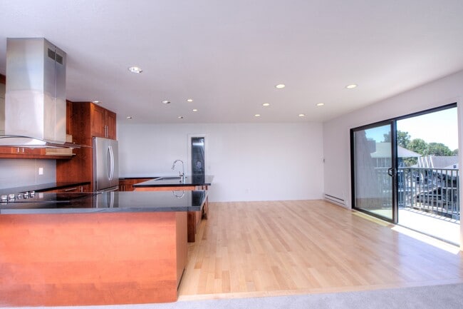 Building Photo - 8 Greenwood Cove Dr