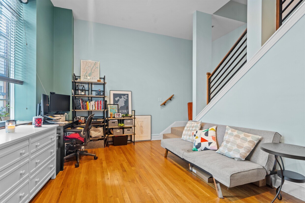 Primary Photo - 9 Coles St