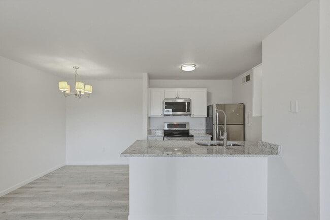 Building Photo - 8055 E Thomas Rd