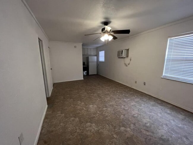 Building Photo - 302 W Valley Rd