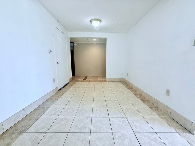 Building Photo - 620 E Seerley Blvd