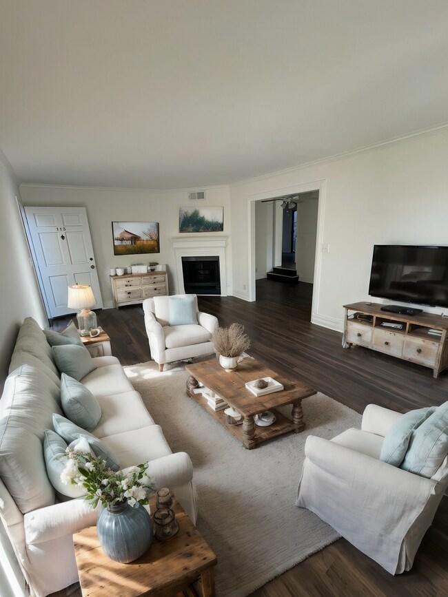 Sala de estar con chimenea: prácticamente en escena (muebles no incluidos) - 268 West Verdugo