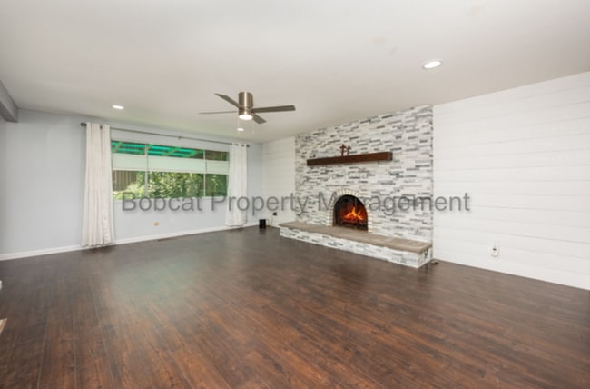Building Photo - 517 Lander Dr