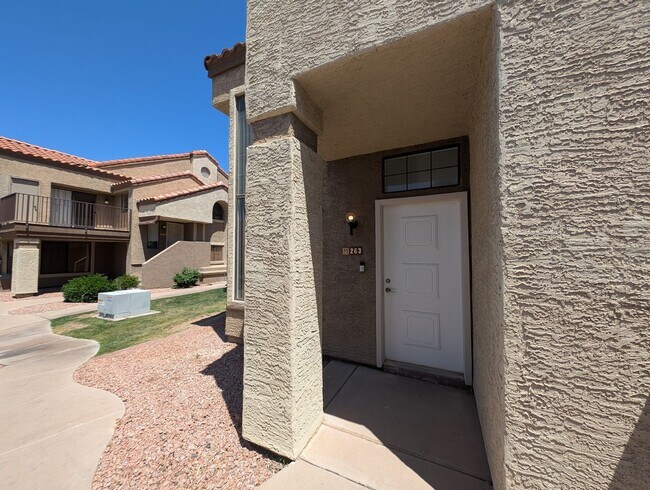 Foto del edificio - 2 Bedroom Condo Unit in the Papago Park Vi...