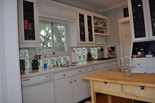 Foto del edificio - 601 W 10th St