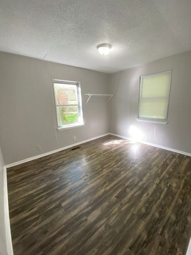 Building Photo - 3 Bedroom 1 Bathroom House