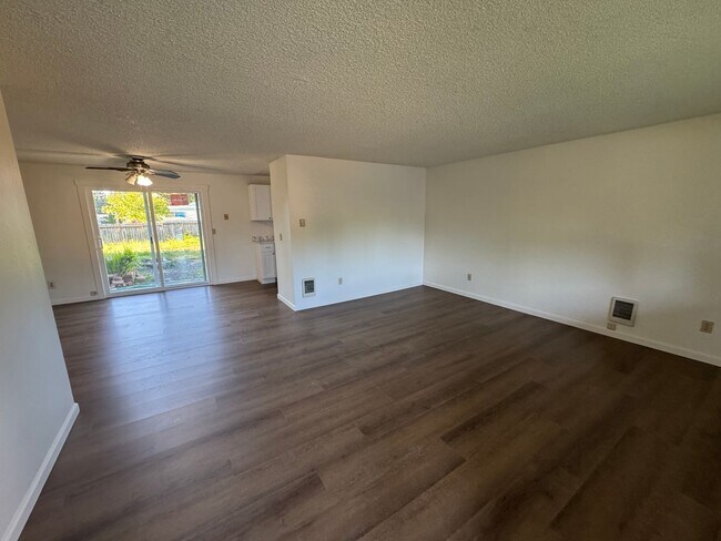 Foto del edificio - 3 Bedroom House in Waldport!