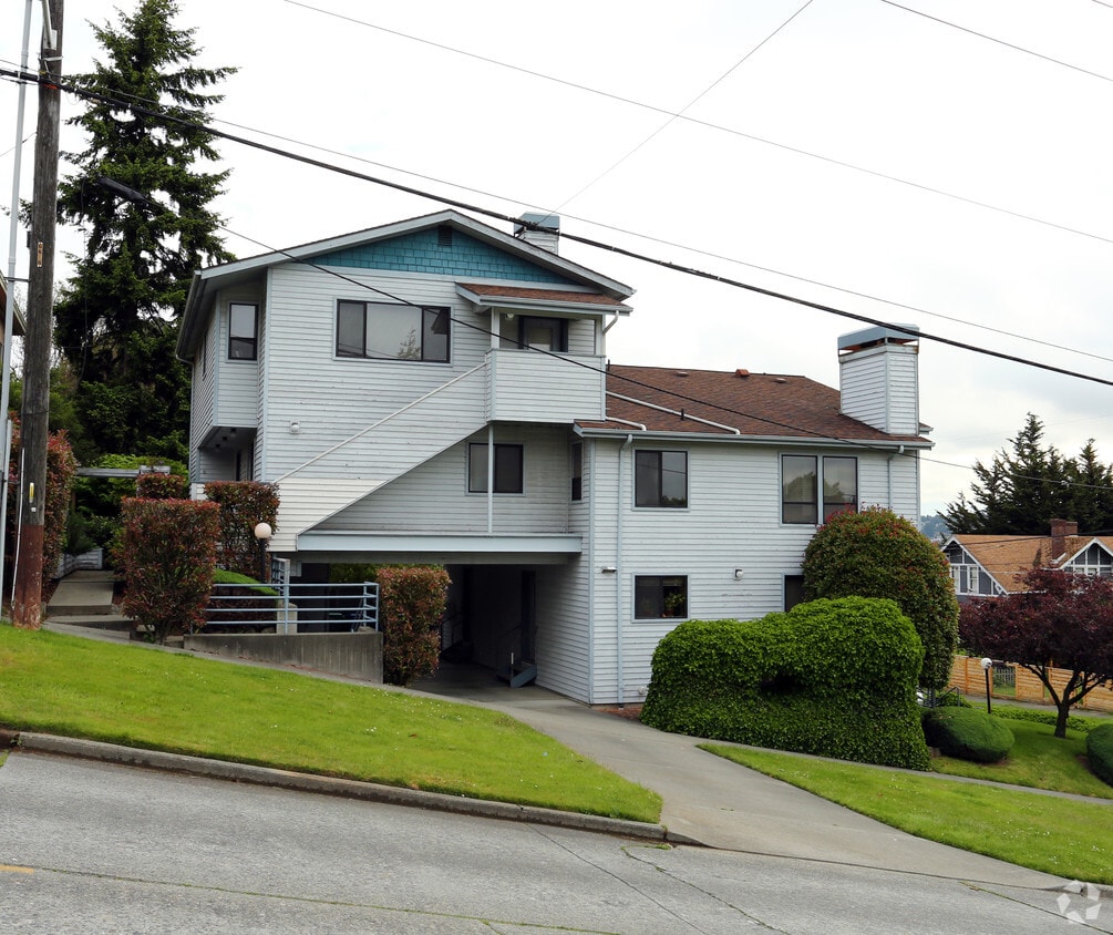 Building Photo - 3201 22nd Ave W