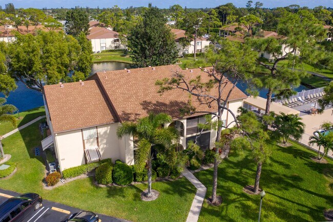 Foto del edificio - 332 Knotty Pine Cir