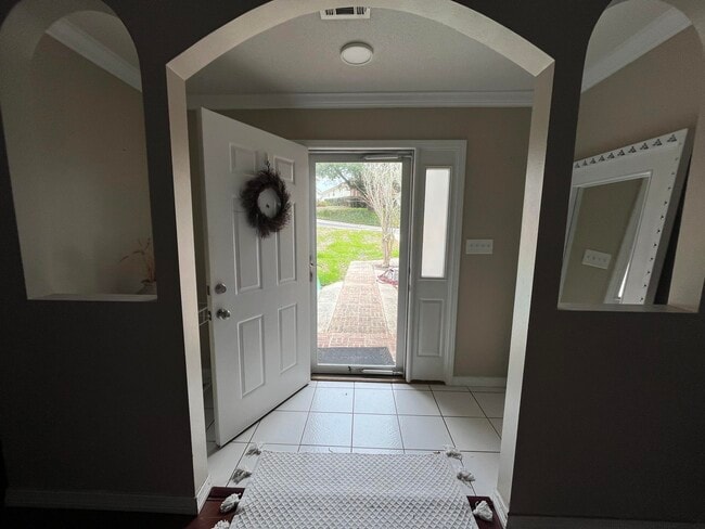 Building Photo - 1098 Forest Lake Terrace