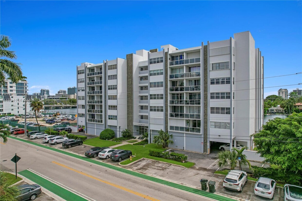 Foto principal - 9381 E Bay Harbor Dr