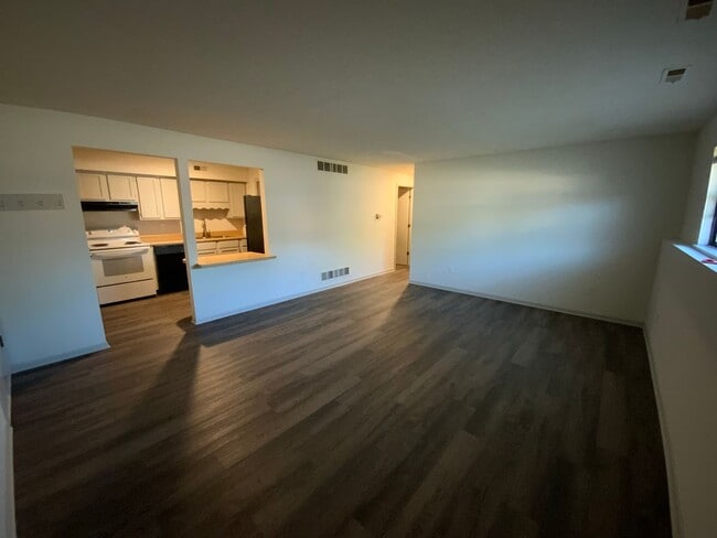 Building Photo - 507 Columbia Dr