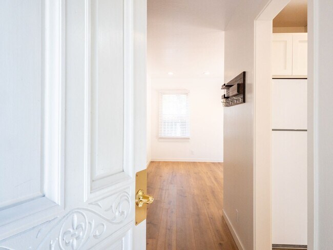 Foto del edificio - Darling Cottage!  3BR/1BA! Deck and Yard! ...