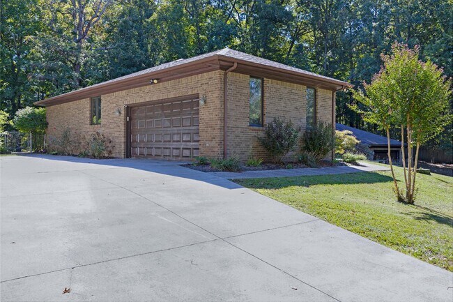 Building Photo - 306 Forest Trce