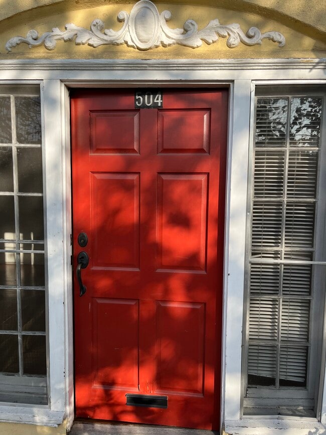 Building Photo - 504 N Heliotrope Dr