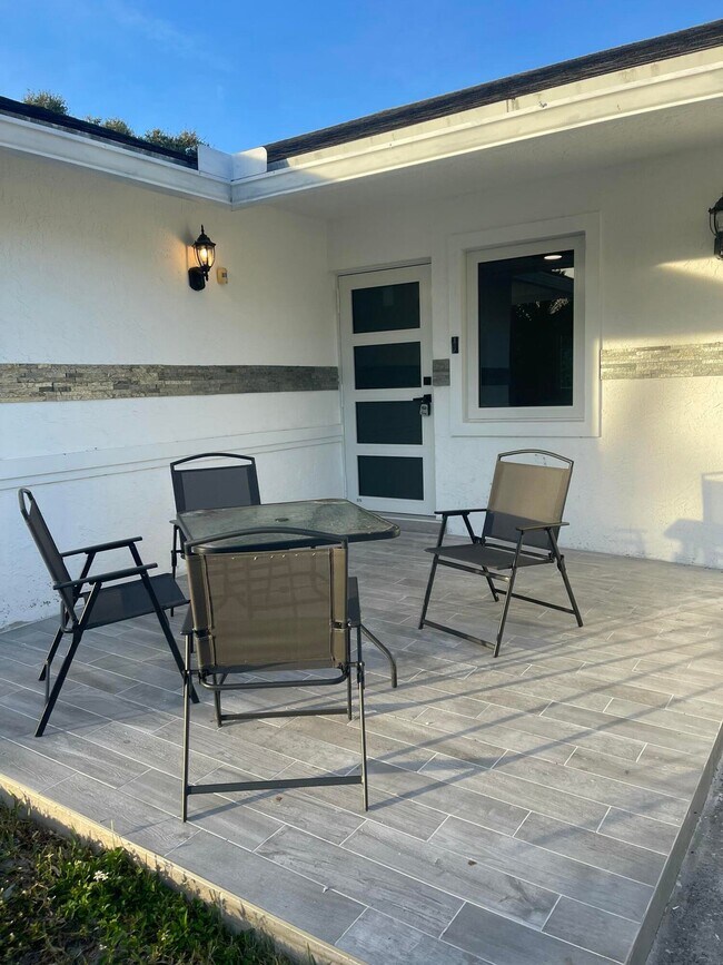 Foto del edificio - 235 NW 3rd Ct
