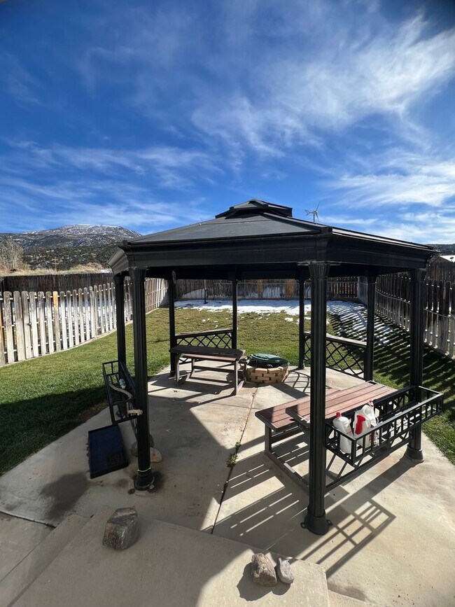 Building Photo - Bigger then it looks! 5 bedrooms 3.5 baths