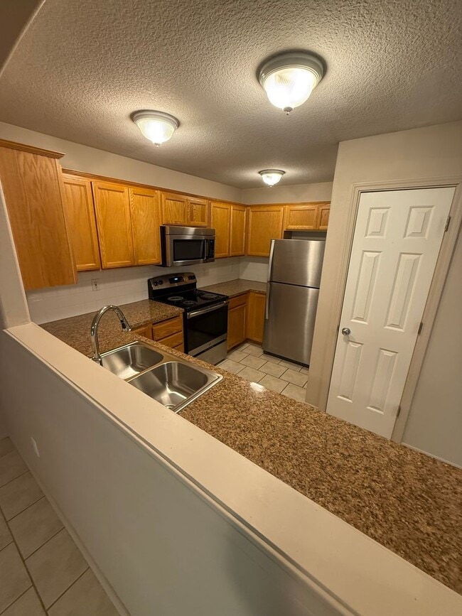 Building Photo - Nice Townhouse!