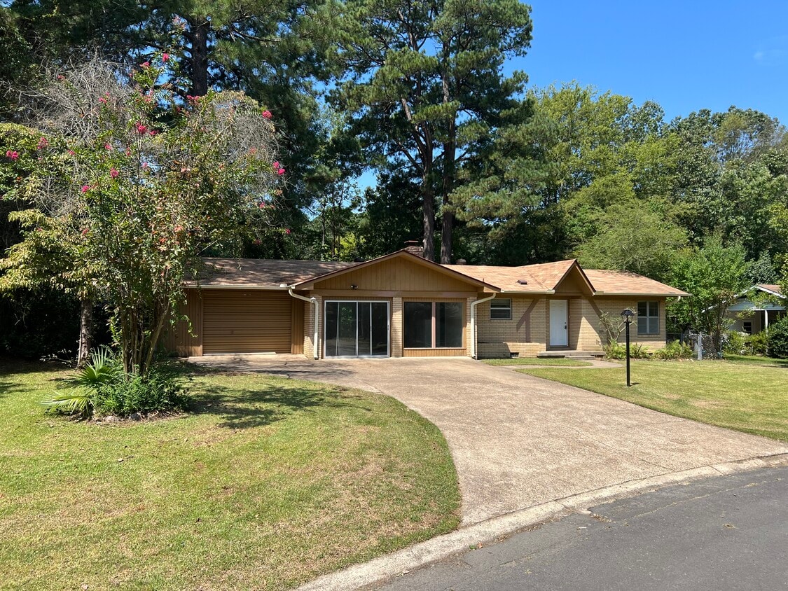 Primary Photo - 1565 Pine Manor Dr