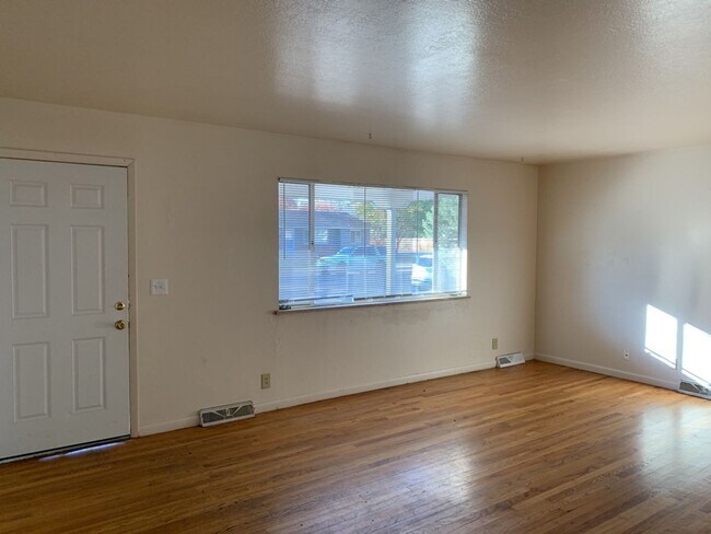 Foto del edificio - STUDENTS WELCOME! Spacious 5 Bed 2 Bath Ranch Home