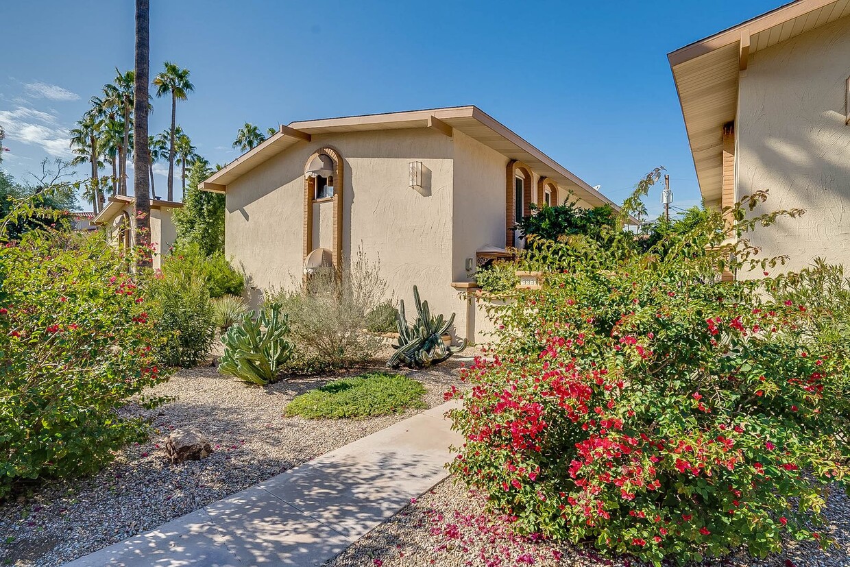 Foto principal - Prime Location - 2-bedroom, 1.5-bath townhome in Central Scottsdale!
