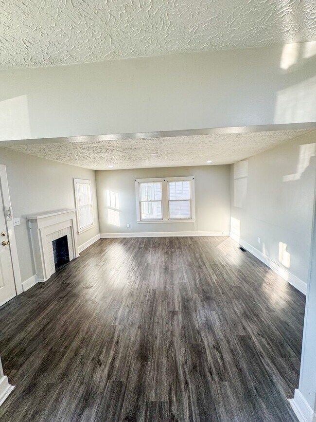 Foto del edificio - ? Charming 2 Bedroom Home with Garage & Ba...