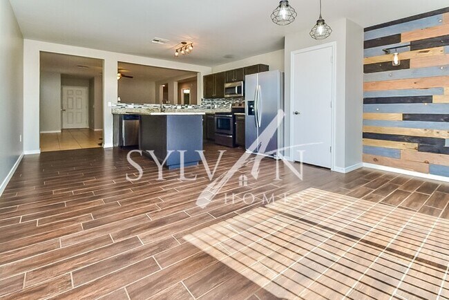 Building Photo - Feel welcome and comfortable in this charm...