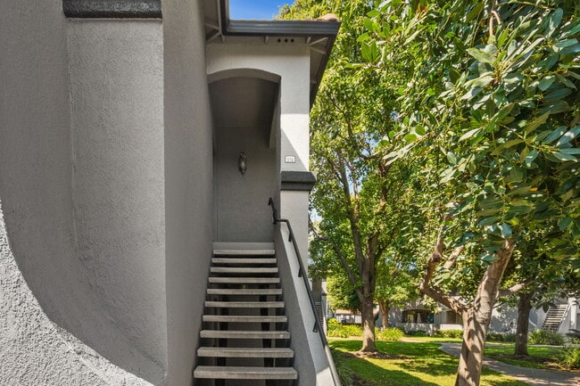 Building Photo - 5201 Laguna Oaks Dr