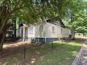 Building Photo - 301 Maple St