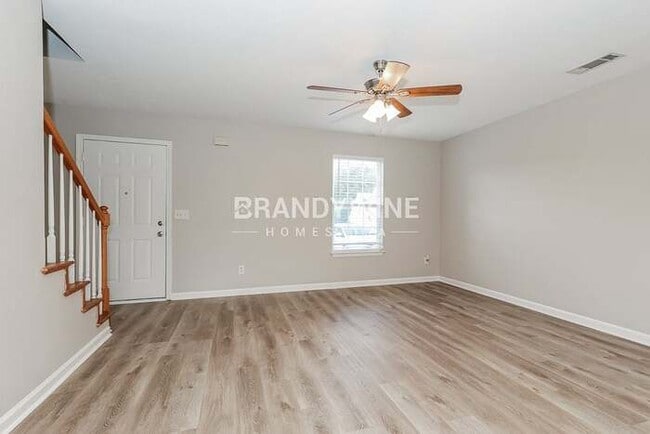 Building Photo - 701 Holland Ridge Dr