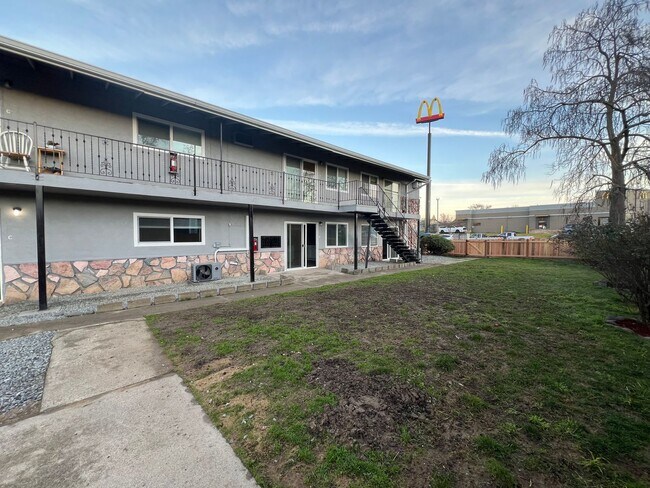 Building Photo - Newly renovated Two Bedroom, One Bath Central Point apartment | Available Mid April