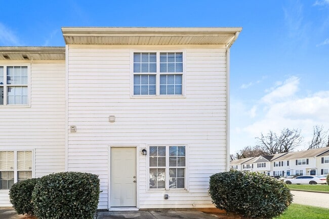 Building Photo - Two Bedroom 2.5 Bathroom Townhouse Available!