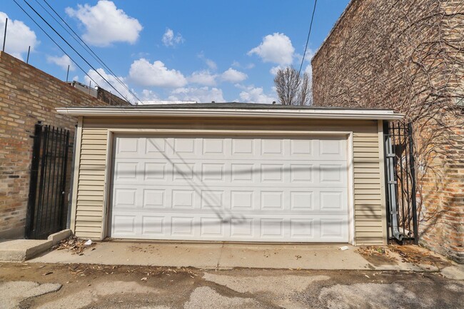 Building Photo - 1645 N Bell Ave