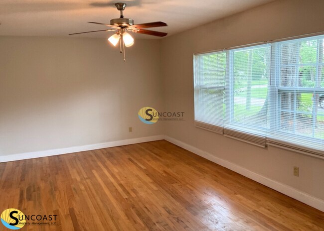 Foto del edificio - Spacious Home Full of Natural Light!