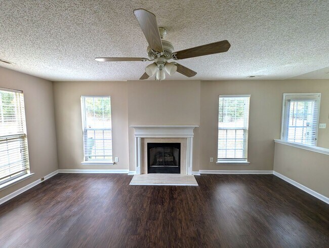 Building Photo - 100% Upgraded!  Minutes form I-485/Airport...