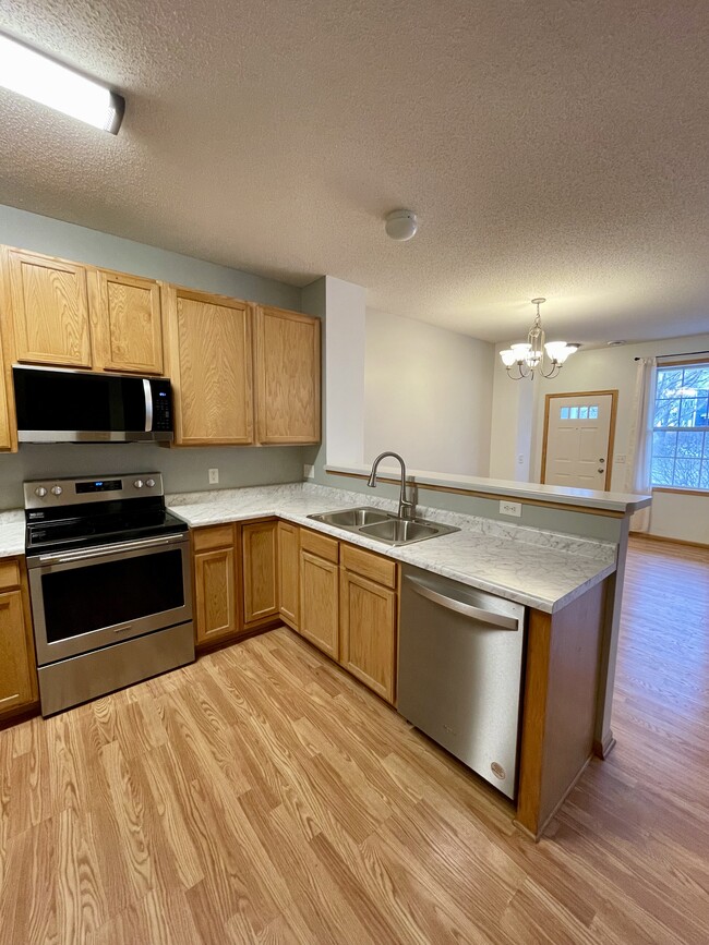 Kitchen with new stainless steel appliances - 14367 Banyan Ln