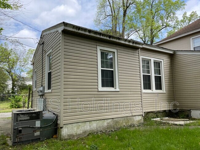Building Photo - 1600 Elm Ave