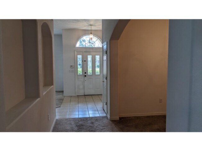 Foto del edificio - Spacious 4 Bedroom House on Cul de Sac, Pa...