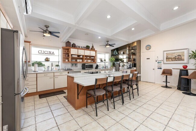 Foto del edificio - Huntington Harbor Lifestyle - Location, Location, Perfection!