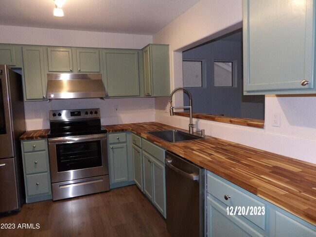 Building Photo - 2043 S Thunderbird Dr