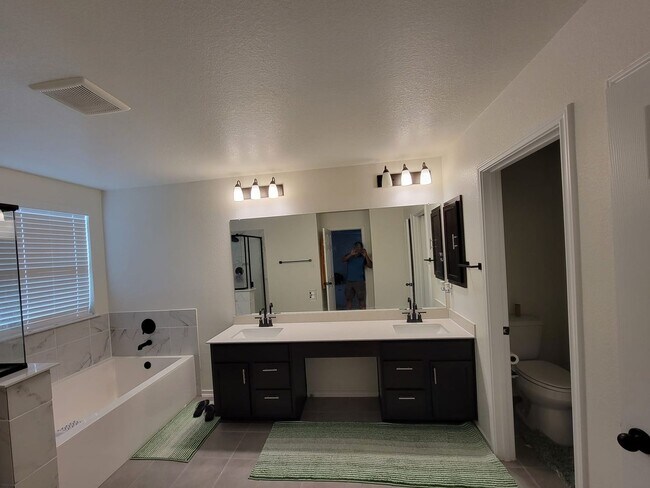 Foto del edificio - 5 Bedroom Single Family Home in Round Rock