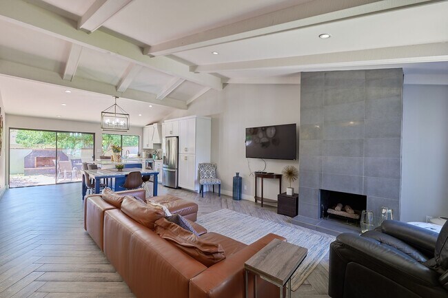 Foto del edificio - Fully Furnished Villa in Gated Paradise Va...