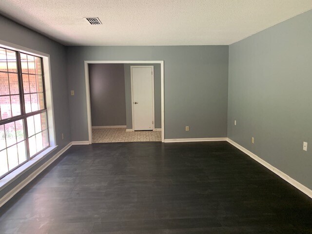 Building Photo - Large secluded 4 bedroom/2 bath in Blue Ridge Estates