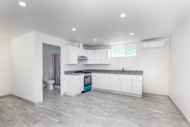 Building Photo - 16723 Chatsworth St