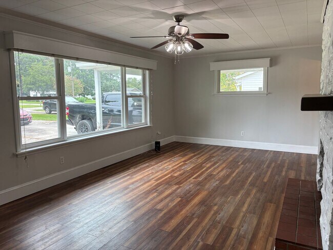 Building Photo - Updated 2 bedroom with Bonus room home in ...